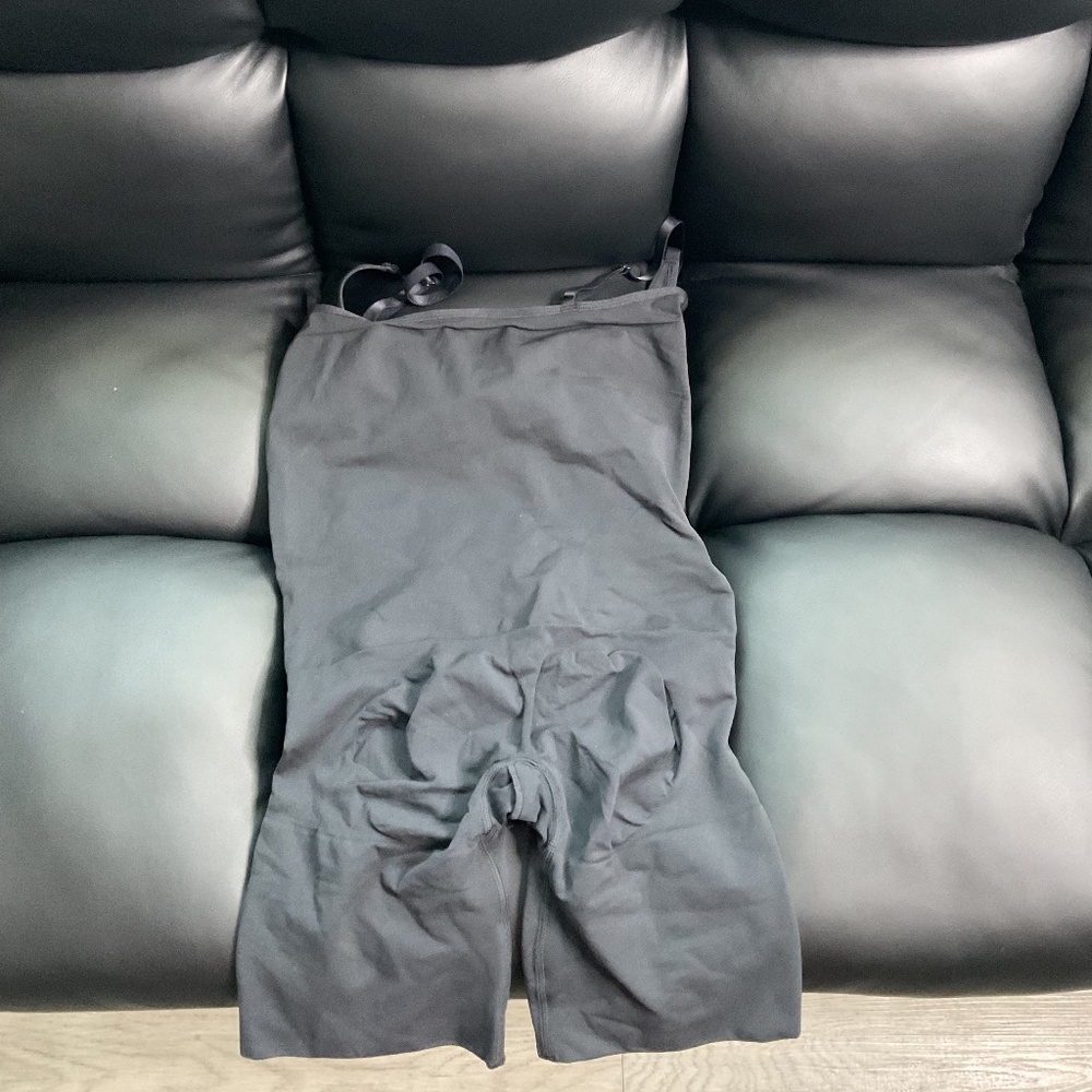 SKIMS Sculpting High Waist Strapless Mid-Thigh Shorts Black Shapewear Size XL
